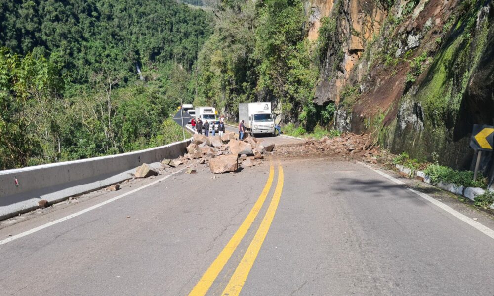 Queda de barreira na BR 116 bloqueia trânsito entre Nova Petrópolis e