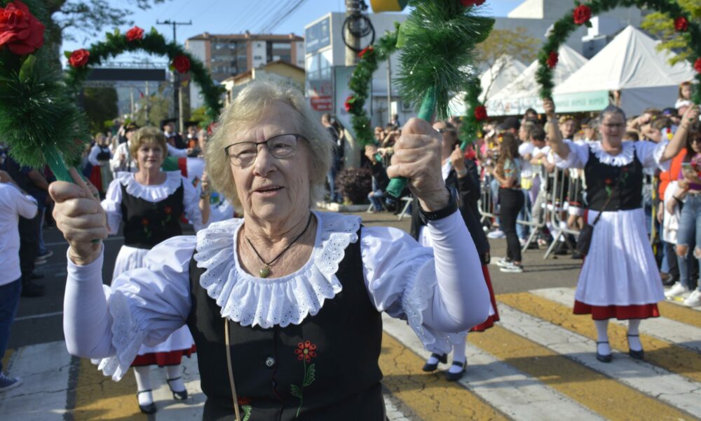 Desfile Tem Tico Reuniu Cerca De Pessoas Durante O Kerb De Dois