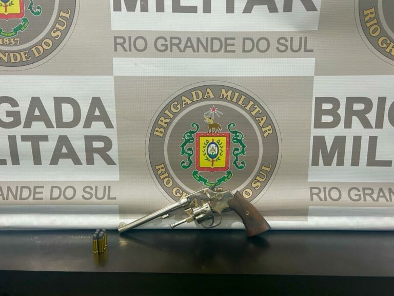 BM prende indivíduo arma próximo do local de assalto em Morro