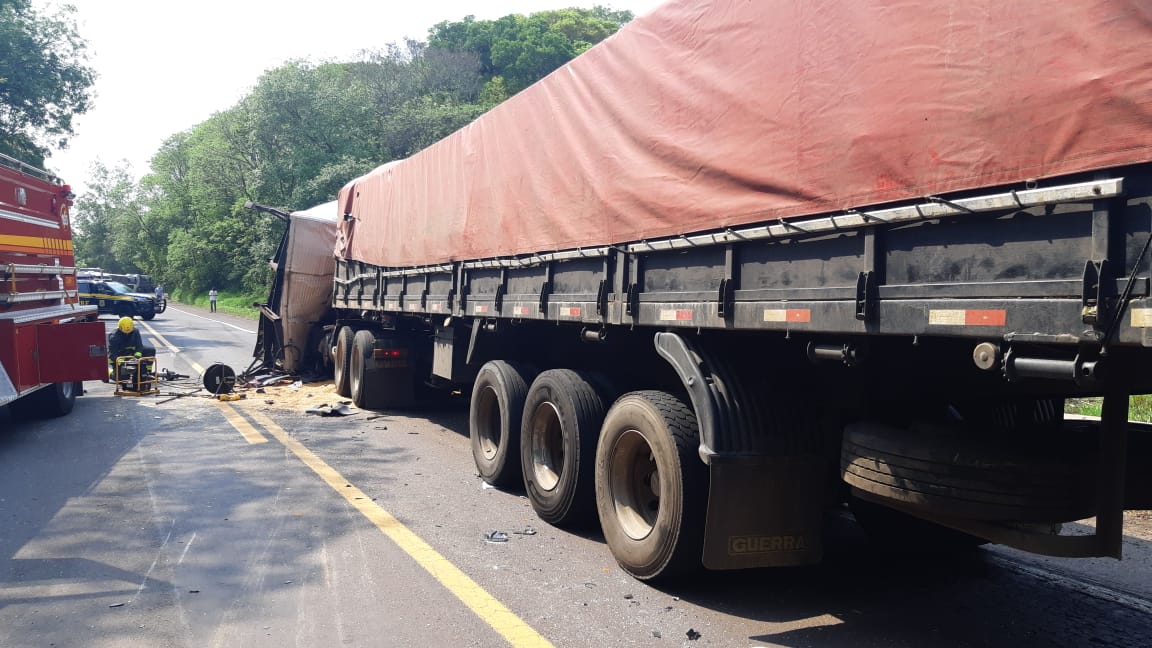 VÍDEO: Colisão Frontal Entre Caminhões Deixa Um Morto - Grupo O Diário