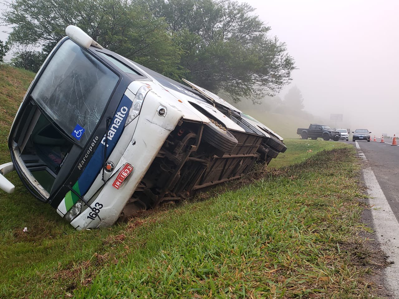 Ônibus com estudantes tomba e deixa feridos na Freeway - Jornal O Diário