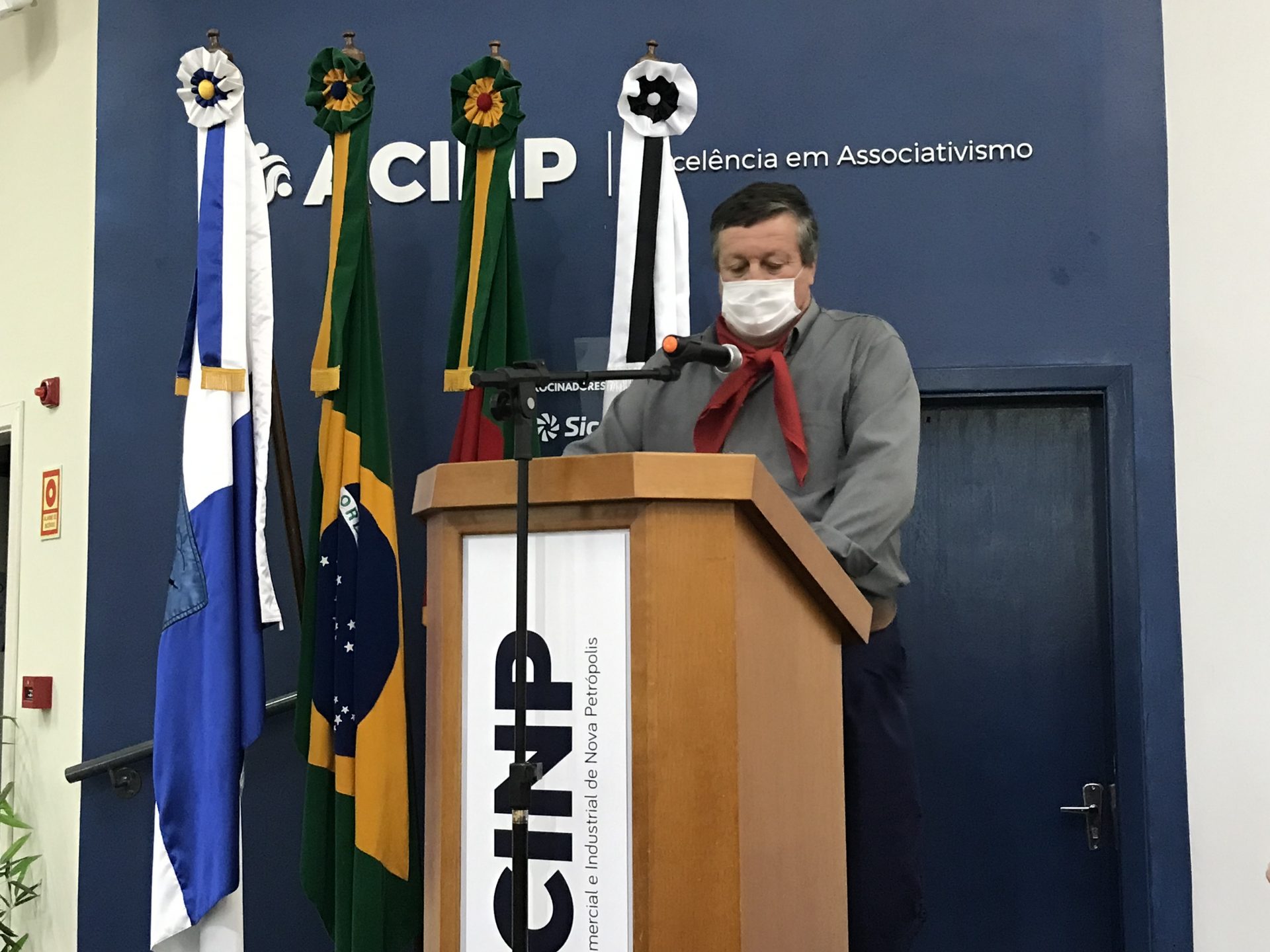 Nova Petrópolis: Cláudio Gottschalk questiona sobre reconstrução de parada  de ônibus - Grupo O Diário