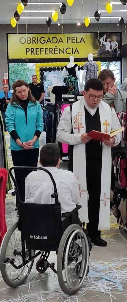 Padre Alex e João Emanuel durante a bênção da nova loja