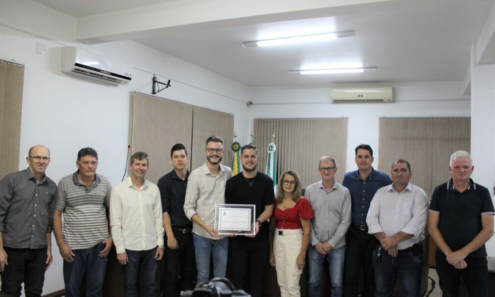 Câmara de Vereadores de Dois Irmãos faz homenagem para a dupla Augusto ...