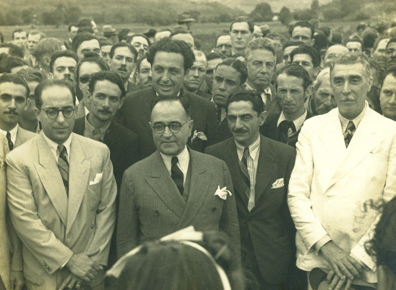 Em 1940, o presidente Getúlio em São Léo: Cel. Oswaldo Cordeiro de Farias (interventor federal do RS), Getúlio e Theodomiro Porto da Fonseca (interventor/prefeito de SL, de terno branco) (foto: Acervo Museu Histórico Visconde, SL)