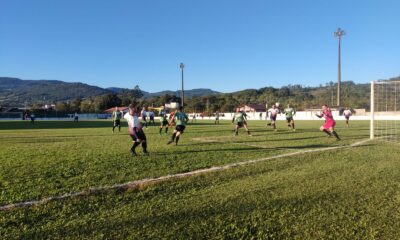 Lance de hoje do jogo entre Hooligans e Los Guapos (foto Volmir Müller)