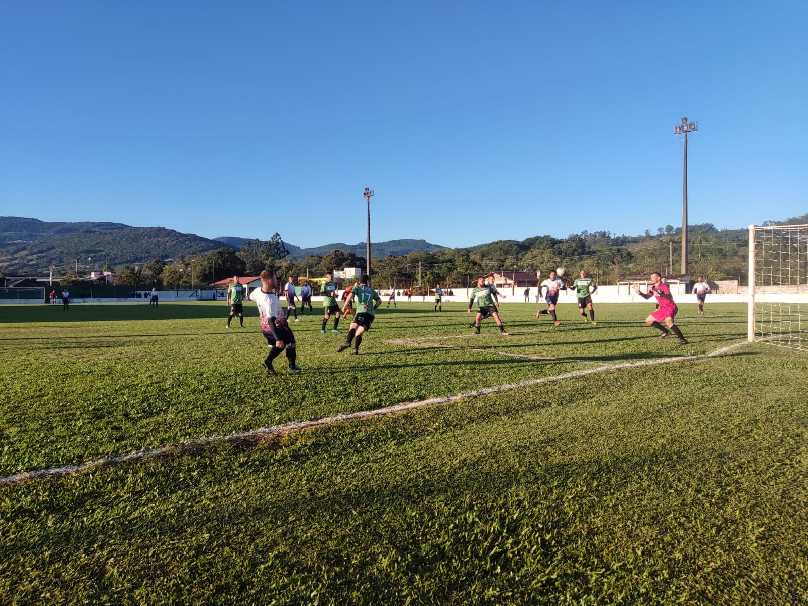 Lance de hoje do jogo entre Hooligans e Los Guapos (foto Volmir Müller)