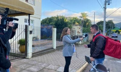 Maico Klein dando entrevista à reportagem da RBS TV