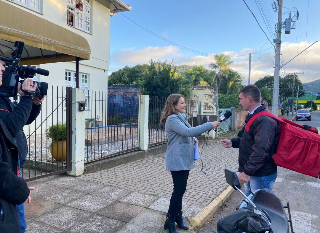 Maico Klein dando entrevista à reportagem da RBS TV