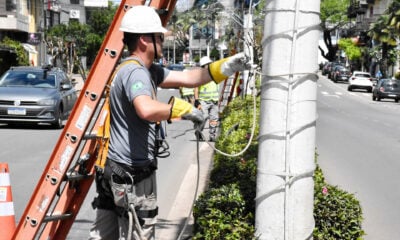 Fiação excedente está sendo retirada na avenida (CRÉD. DIVULGAÇÃO)