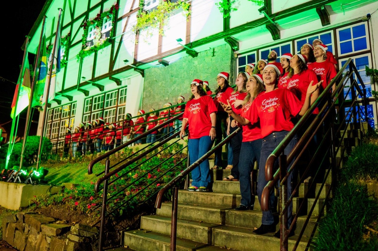 Ação reuniu 60 voluntários, crianças e adultos, que encantaram na noite de domingo (CRÉD. DIVULGAÇÃO)