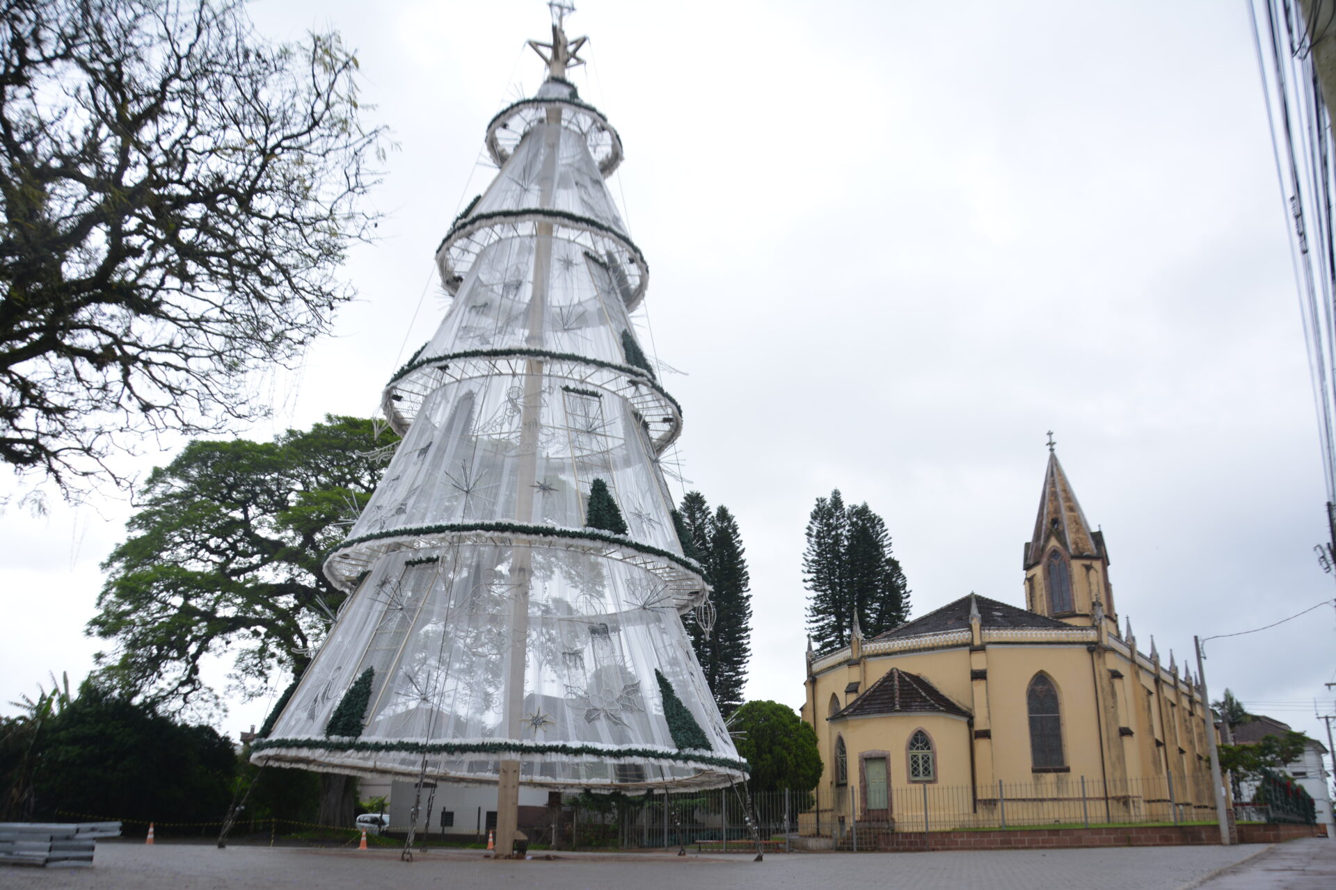 Árvore Símbolo do Natal Gaúcho já está pronta, mas o show de luzes só vai dar para conferir no dia 17 (imagem Volmir Müller)