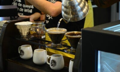 Primeiro café sendo passado na nova Cafeteria (CRÉD: ARTHUR LOPES)