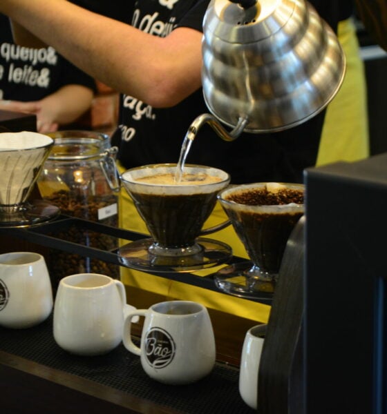 Primeiro café sendo passado na nova Cafeteria (CRÉD: ARTHUR LOPES)