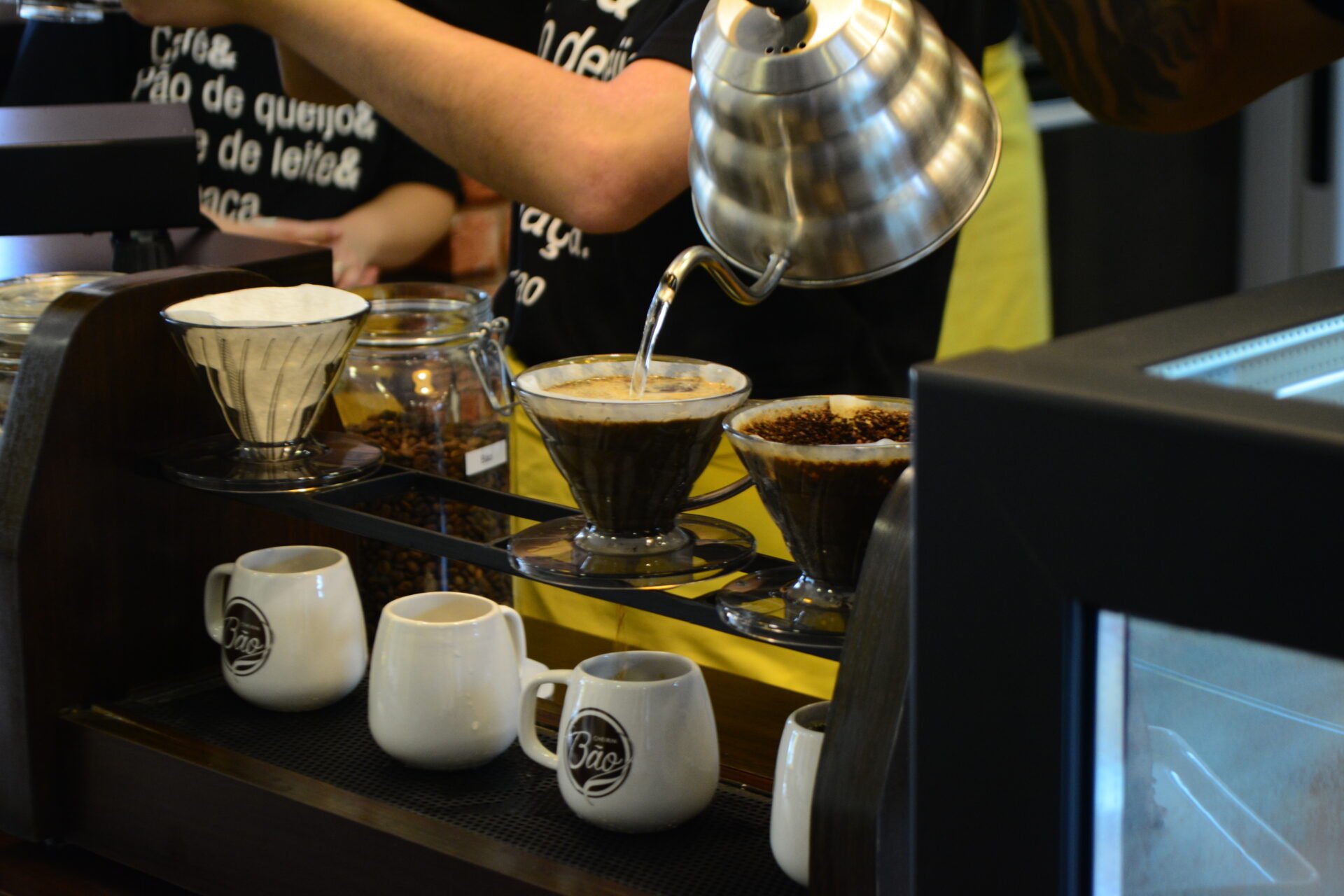 Primeiro café sendo passado na nova Cafeteria (CRÉD: ARTHUR LOPES)