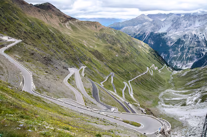 Las sinuosas curvas para ascender hacia el paso Stelvio