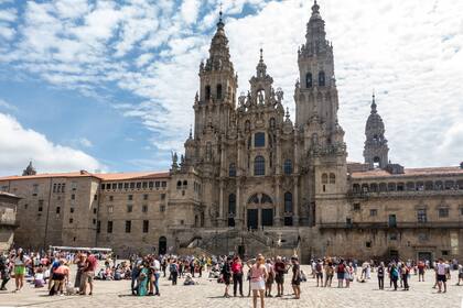 Sempre concurrida, a praça do Obradoiro em frente à catedral de Santiago
