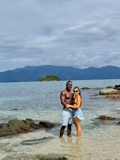 Moisés trabalhava como marinheiro em um barco e levou Sharon e a sua amiga para conhecer a ilha que as encantou