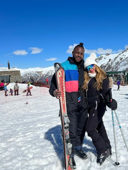 Este año Moisés y Sharon pudieron viajar a Bariloche a conhecer a neve