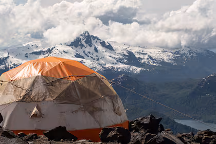 La primera parada donde se arma el campamento está compuesta de un refugio militar llamado RIM y domos que cuentan con dormitorios, un comedor, servicio de cocina y baños