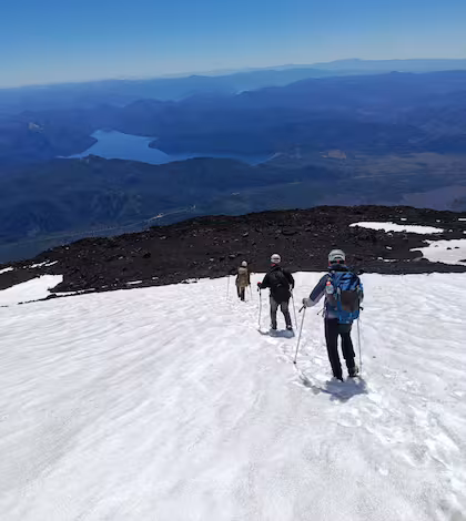 La vuelta requiere concentración para desandar los 2600 metros de desnivel sobre un terreno agreste de roca volcánica y nieve derretida 