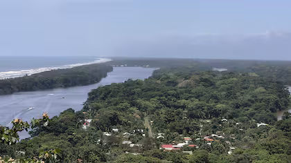 A vista do mar, dos canais e da selva a partir do mirante do morro Tortuguero