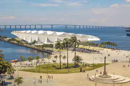 Con su diseño contemporáneo y su característica estructura blanca, el edificio del Museo del Mañana se destaca frente a la bahía