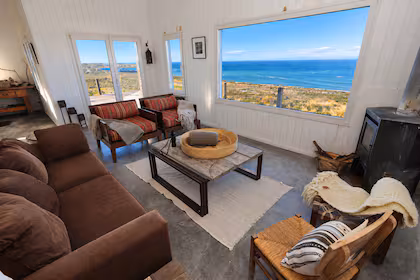 Se puede visitar el casco de la estancia, con vista al mar