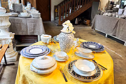 El salón de venta de Royal Limoges, la fábrica más antigua en funcionamiento