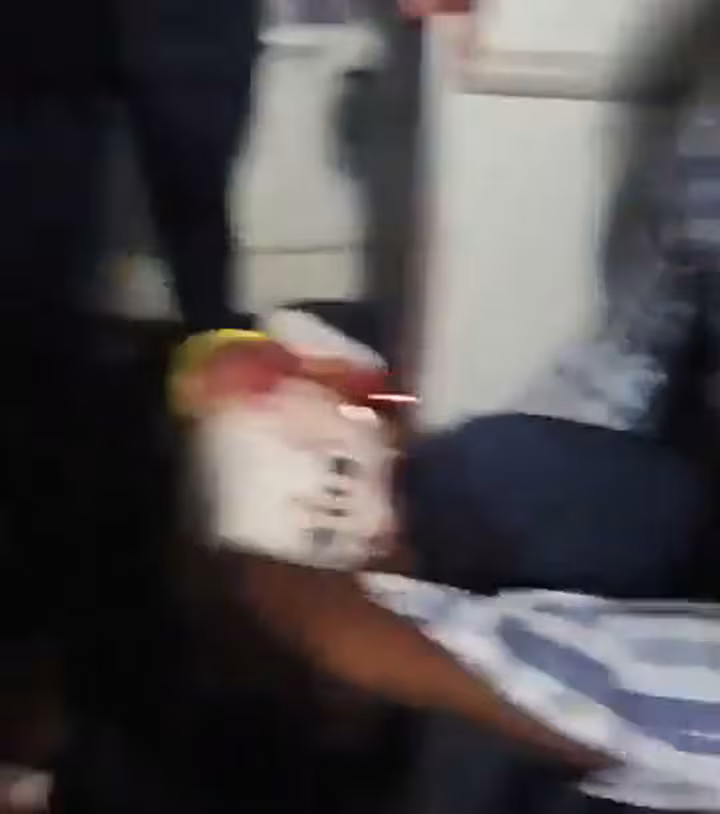 Passageiros ajudam o piloto esfaqueado