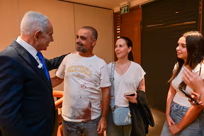 O primeiro-ministro de Israel, Benjamin Netanyahu, reúne-se com um dos passageiros do voo FlyDubai que precisou pousar forçosamente após um ataque do copiloto ao piloto, em 30 de setembro de 2026