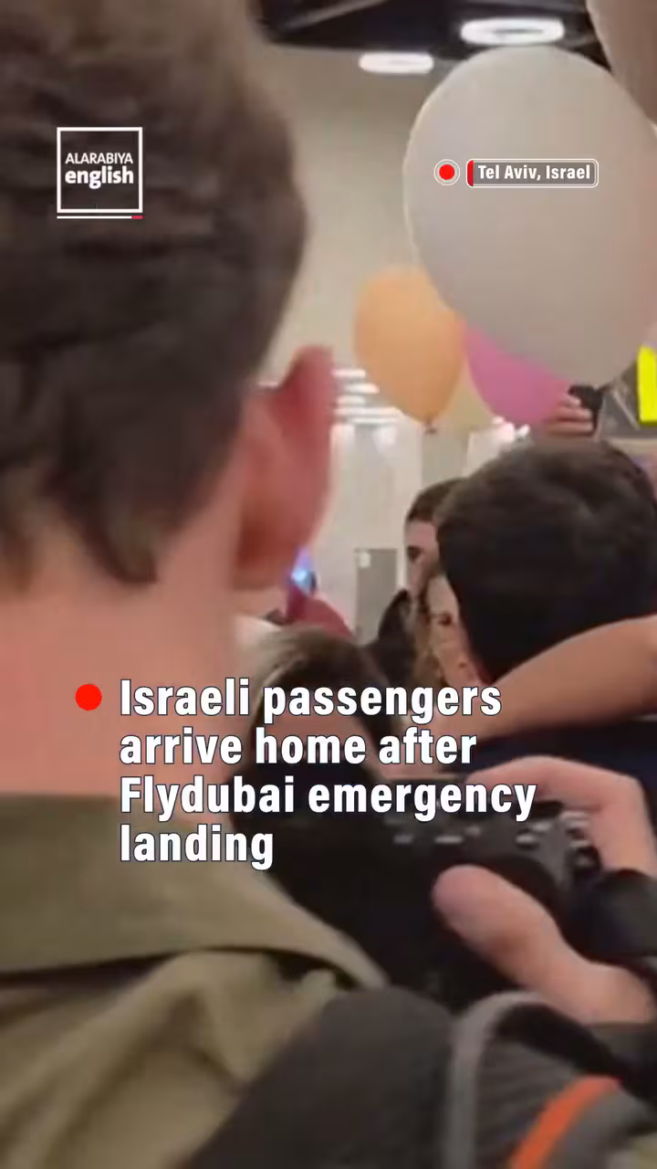 Os passageiros do voo da Flydubai aterrizaram em Israel e foram recebidos com festejos e bandeiras 