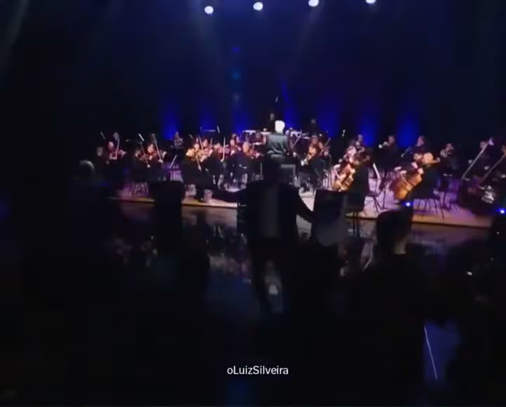 Flavio Bolsonaro entrou dançando no debate presidencial no Brasil