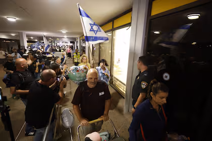 Passageiros israelenses a bordo de um voo da Flydubai que fez pouso de emergência na Arábia Saudita chegam ao Aeroporto Ben Gurion